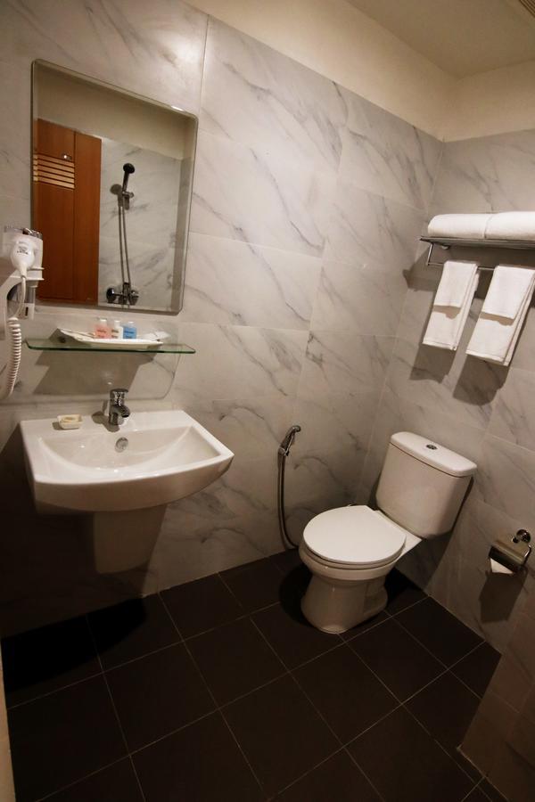 Botahtaung Hotel Янгон Экстерьер фото